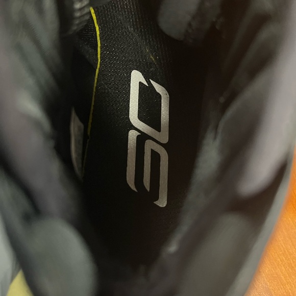 Under Armour Basketball Shoes - Picture 4 of 5